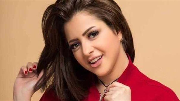 فيديو فاضح لمنى فاروق يسباق 10 years challenge و عاصفة رملية