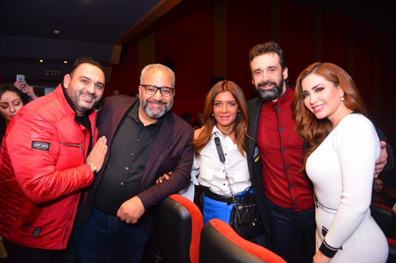 فيدو وصور.. نسرين طافش تحرج كريم عبد العزيز فى وجود زوجته