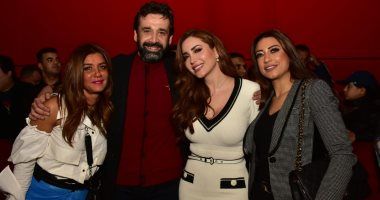 فيدو وصور.. نسرين طافش تحرج كريم عبد العزيز فى وجود زوجته