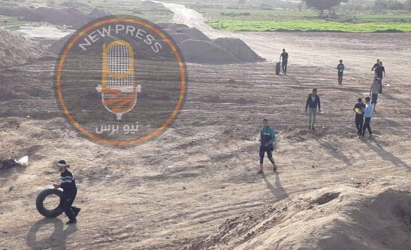 شبان يجتازون السياج الفاصل وسط القطاع ويشعلون النار فيه