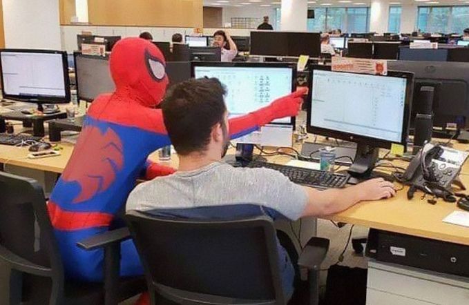 موظف بنك يتحول لـ"سبايدر مان" فى آخر يوم فى وظيفته.. اعرف الحكاية