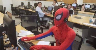 موظف بنك يتحول لـ"سبايدر مان" فى آخر يوم فى وظيفته.. اعرف الحكاية