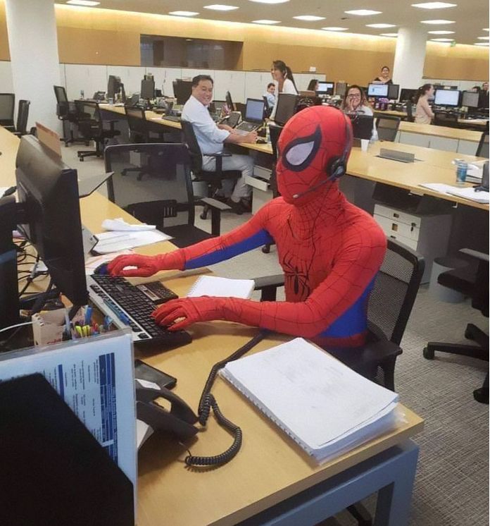 موظف بنك يتحول لـ"سبايدر مان" فى آخر يوم فى وظيفته.. اعرف الحكاية