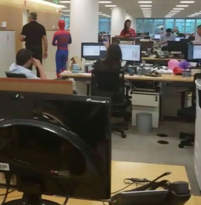 موظف بنك يتحول لـ"سبايدر مان" فى آخر يوم فى وظيفته.. اعرف الحكاية