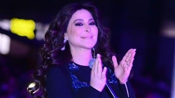 شاهد| رقص إليسا بعفوية وفستان قصير في دبي