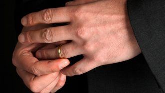 مصري يعاشر زوجة صديقه ويختبئ تحت سريره