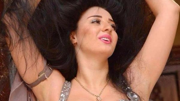 الحي أبقى من الميت.. صافيناز تنسى حزنها على والدها بوصلة رقص مثيرة