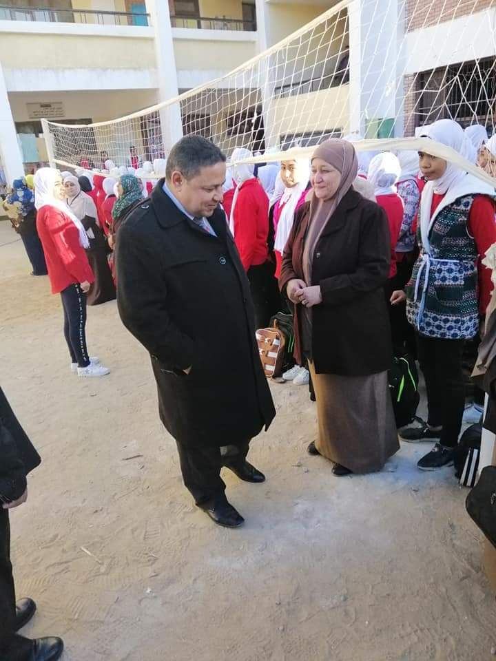 صور.. مدير تعليم الوادى الجديد يدشّن تطبيق منظومة الزى الموحّد للمعلمين