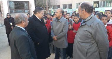 صور.. مدير تعليم الوادى الجديد يدشّن تطبيق منظومة الزى الموحّد للمعلمين