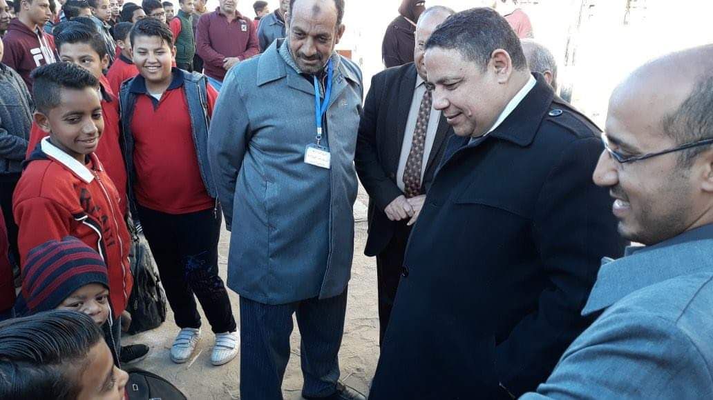 صور.. مدير تعليم الوادى الجديد يدشّن تطبيق منظومة الزى الموحّد للمعلمين