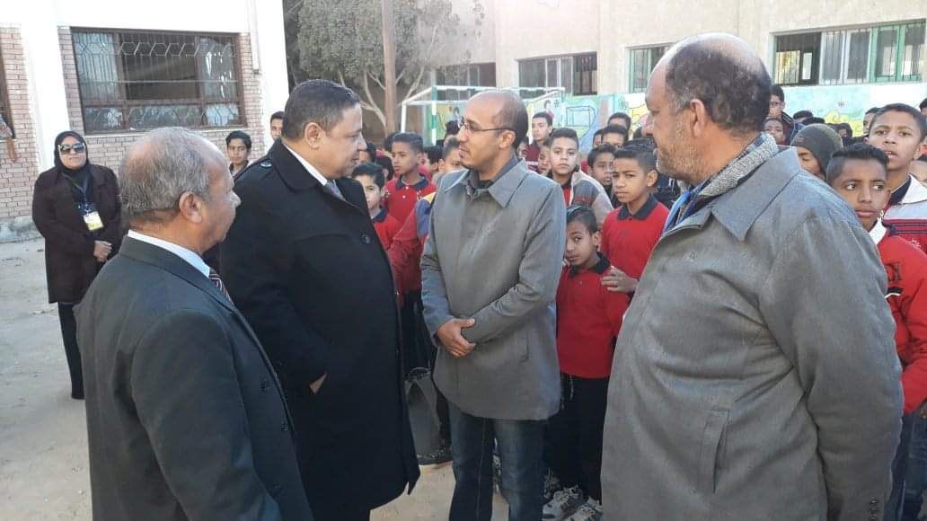 صور.. مدير تعليم الوادى الجديد يدشّن تطبيق منظومة الزى الموحّد للمعلمين