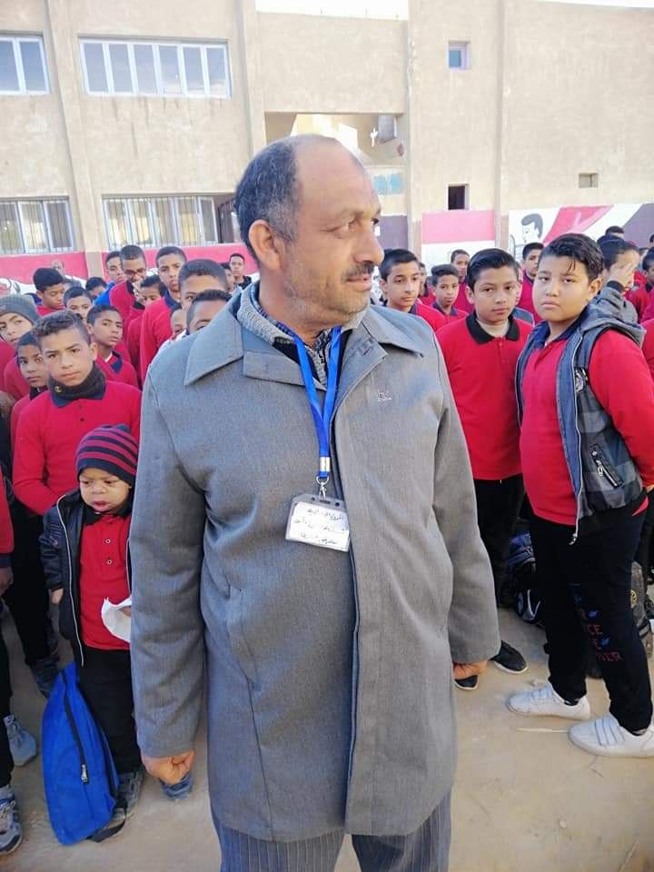 صور.. مدير تعليم الوادى الجديد يدشّن تطبيق منظومة الزى الموحّد للمعلمين