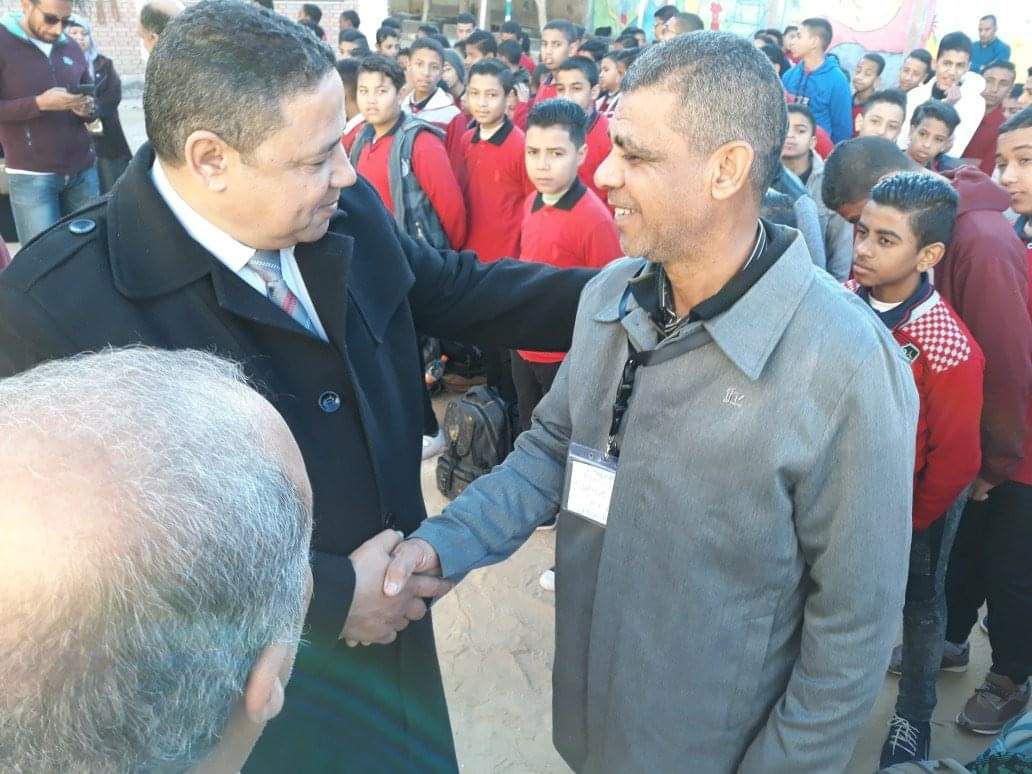 صور.. مدير تعليم الوادى الجديد يدشّن تطبيق منظومة الزى الموحّد للمعلمين