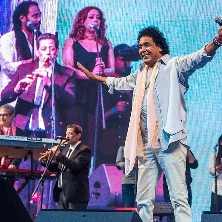 بالصور.. محمد منير يلهب حماس جمهوره في حفل دبي