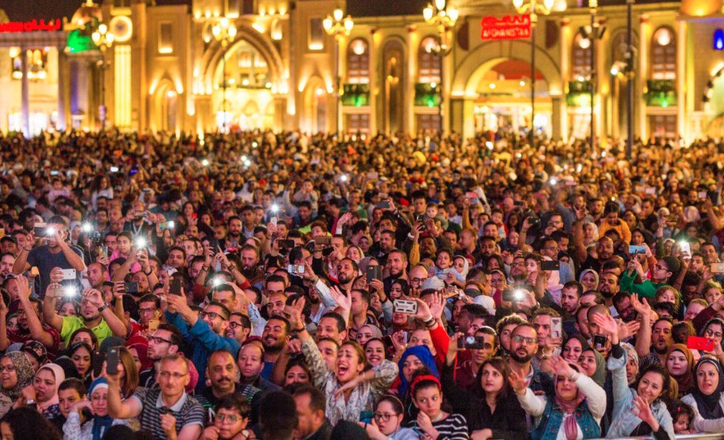 بالصور.. محمد منير يلهب حماس جمهوره في حفل دبي