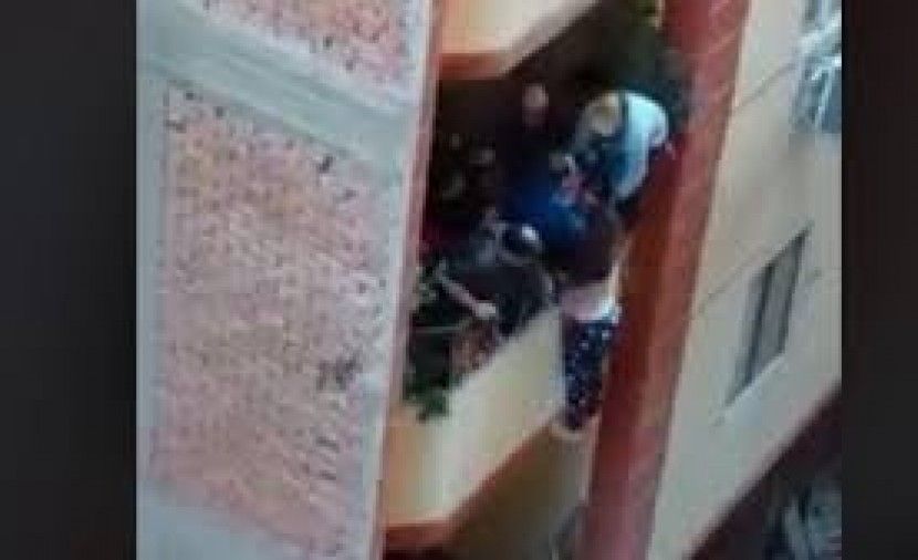 شاهد: "عروس جديدة" ,,زوج يلقي بزوجته من البلكونة