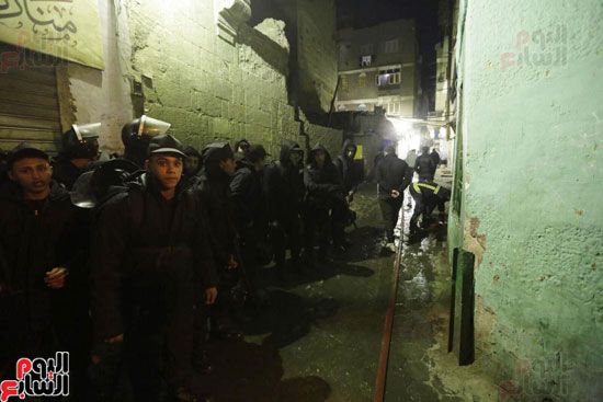 صور.. "اليوم السابع" بموقع انفجار "الدرب الأحمر".. تهشم واجهات 5 محال تجارية