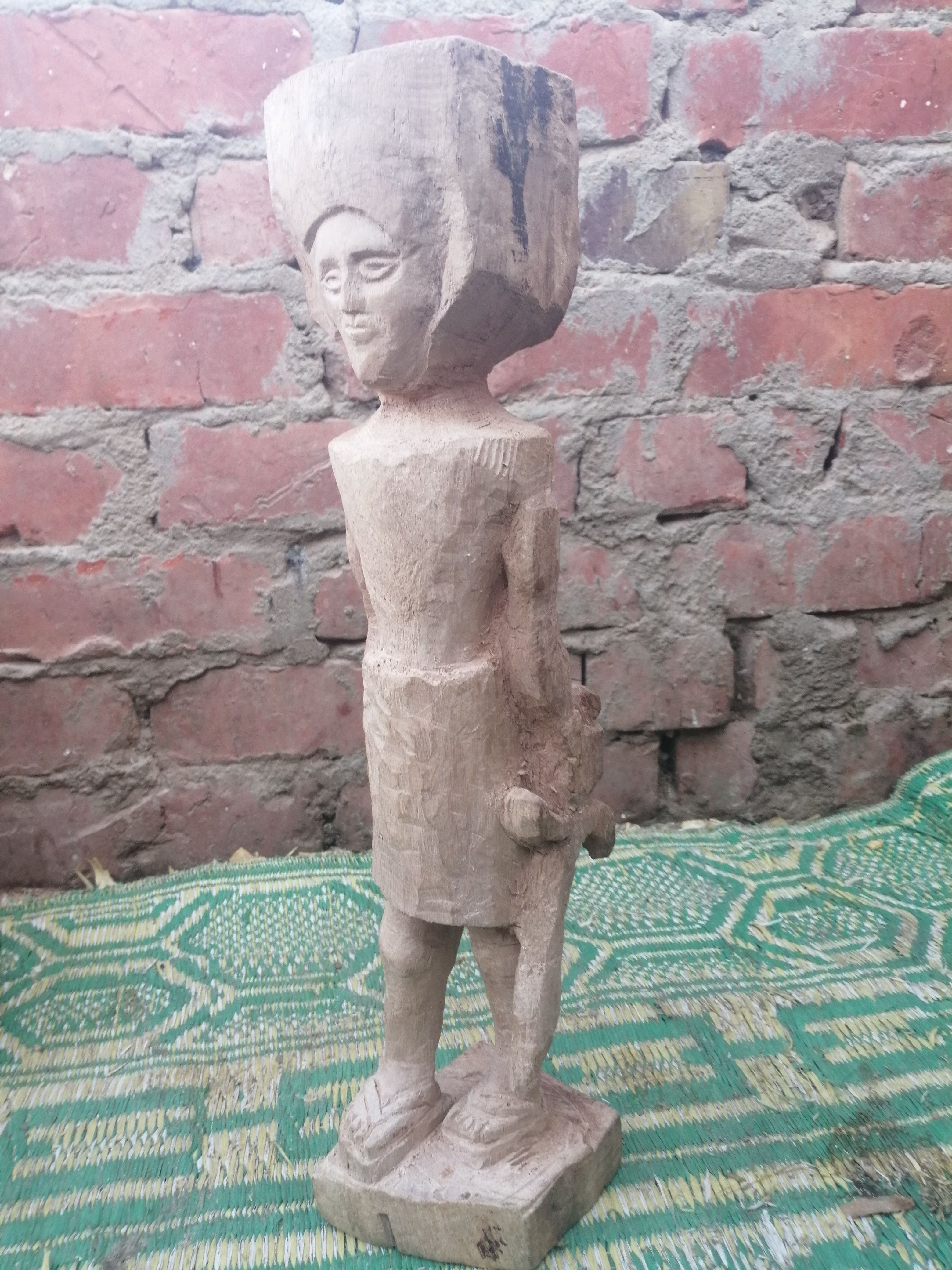 "مفيش مستحيل".. أحمد يتحدى إعاقته بنحت تماثيل خشب على سطح منزله ببنى سويف.. ويؤكد: أصبت...