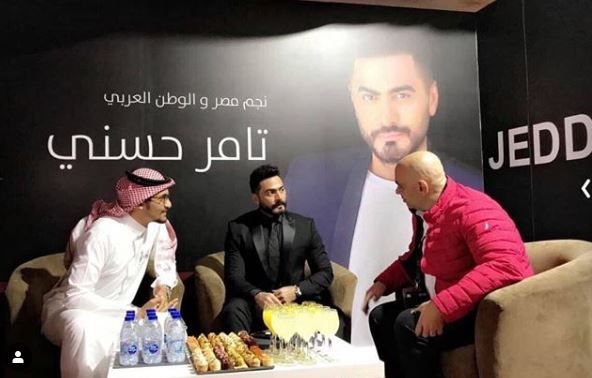 فيديو وصور.. قبل صعوده على المسرح.. حفل تامر حسنى فى السعودية "كامل العدد"