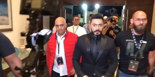 فيديو وصور.. قبل صعوده على المسرح.. حفل تامر حسنى فى السعودية "كامل العدد"