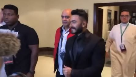 فيديو وصور.. قبل صعوده على المسرح.. حفل تامر حسنى فى السعودية "كامل العدد"