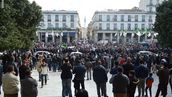 صور| تظاهرات فى الجزائر تقترب من قصر رئاسة «بوتفليقة»