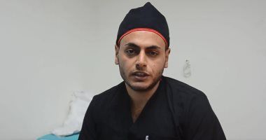 فيديو.. لأول مرة دكتور مصرى يجرى عملية خلع ضرس العقل لنفسه فى ساعة