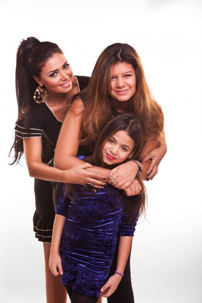 شاهدوا مفاجأة ابنتا رانيا يوسف غير المتوقعة لها في عيد الأم