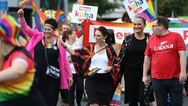 صور| بعد ظهورها بالحجاب رئيسة وزراء نيوزيلندا في مسيرة للشواذ