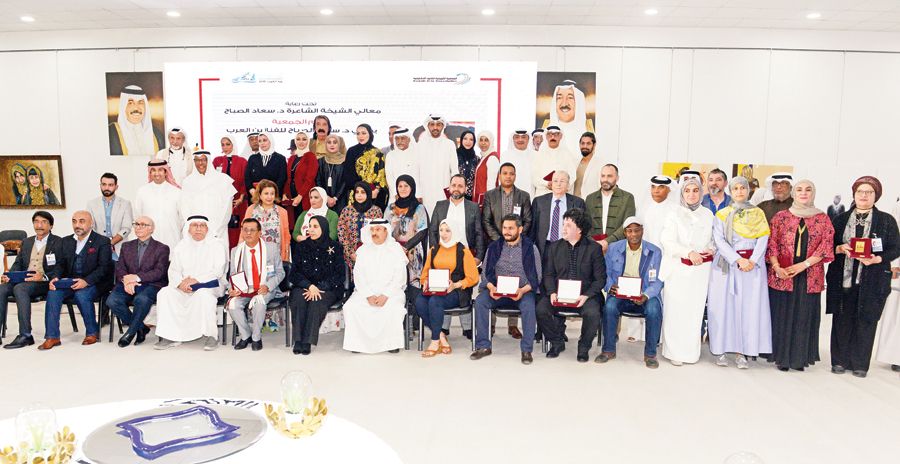 الفن التشكيلي في عالم تسقط أبوابه