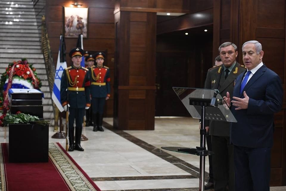 روسيا تسلم نتنياهو رفات جندي اسرائيلي قتل ودفن في سوريا قبل 37 عاما ( صور )