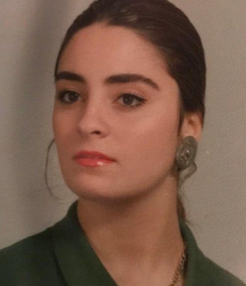 نيرمين الفقي تستعيد ذكريات طفولتها وشبابها بـ10 صور وتسخر من مكياجها