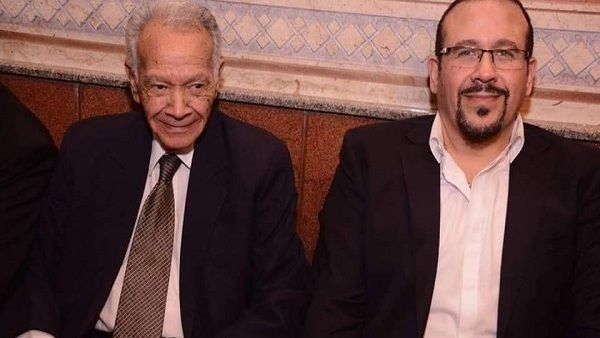 «هو اللي قتلها» هكذا علق الجمهور على صور عزاء والدة هشام عباس