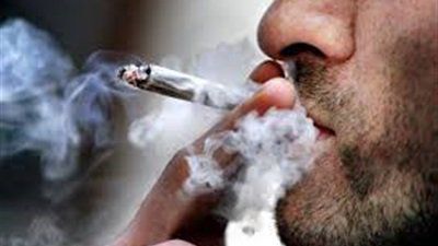 طبيب يفجر مفاجأة: شرب السجائر لمرة واحدة يصيبك بـ الأدمان
