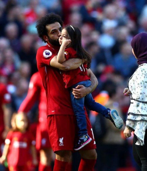 محمد صلاح يحتفل مع زوجته وابنته مكة بلقب هداف الدوري الانجليزي للمرة الثانية.. فيديو وصور