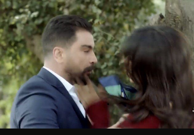 الجمهور غاضب من نادين نسيب نجيم بعد صفعها معتصم النهار في "خمسة ‏ونص"..بالفيديو‏