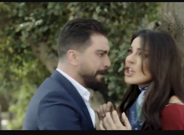 الجمهور غاضب من نادين نسيب نجيم بعد صفعها معتصم النهار في "خمسة ‏ونص"..بالفيديو‏