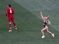 "المصريين جبابرة".. تداول "أكونت" مشجعة ليفربول بعد دخولها للملعب