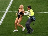 موقع إباحي وراء اقتحام مشجعة لملعب نهائي دوري أبطال أوروبا