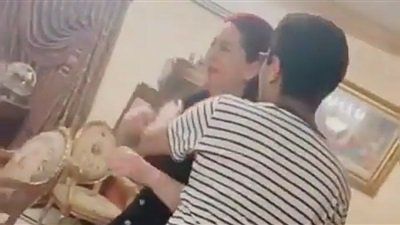 وقوع وفاء عامر ضحية لمقلب مفاجئ مباشر بعيدًا عن البرامج.. شاهد