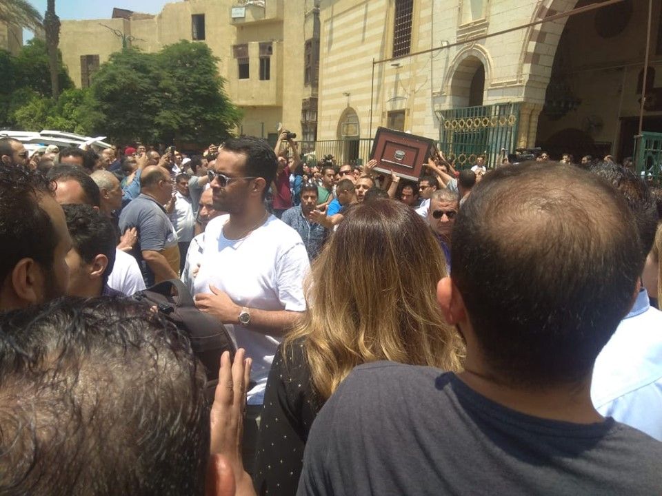 نجوم الفن يشيعون جنازة عزت أبو عوف