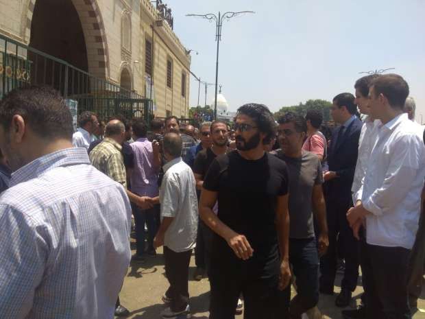 نجوم الفن يشيعون جنازة عزت أبو عوف
