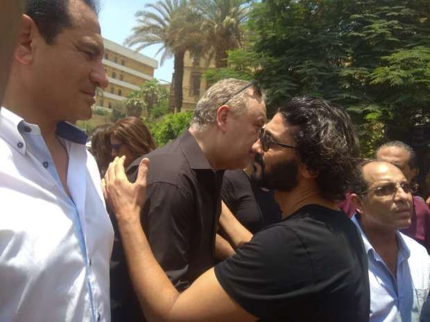 نجوم الفن يشيعون جنازة عزت أبو عوف
