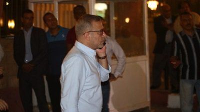 شريف منير ومي نور الشريف مع بوسي شلبي في عزاء عزت أبو عوف