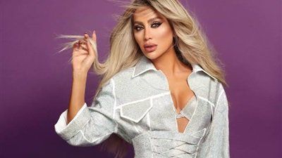 بجنب وجنب .. مايا دياب تظهر بإطلالة غريبة على جمهورها