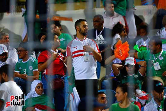 صور.. مشجع زملكاوى يدعم الجزائر أمام غينيا