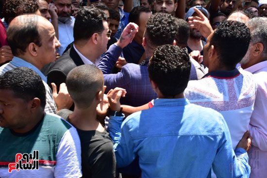 نجوم الفن يشيعون جنازة فاروق الفيشاوي.. نادية الجندى ومحمد هنيدى وعمرو يوسف وهالة صدقى وشهيرة يلقون...