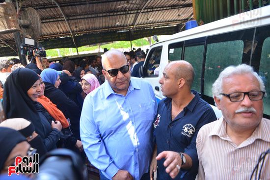 نجوم الفن يشيعون جنازة فاروق الفيشاوي.. نادية الجندى ومحمد هنيدى وعمرو يوسف وهالة صدقى وشهيرة يلقون...