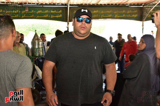 نجوم الفن يشيعون جنازة فاروق الفيشاوي.. نادية الجندى ومحمد هنيدى وعمرو يوسف وهالة صدقى وشهيرة يلقون...