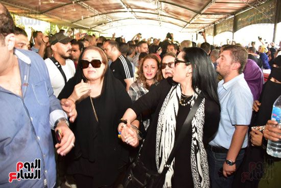 نجوم الفن يشيعون جنازة فاروق الفيشاوي.. نادية الجندى ومحمد هنيدى وعمرو يوسف وهالة صدقى وشهيرة يلقون...